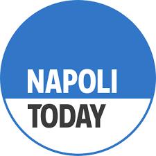 Un’edicola rivestita con gli articoli sulla morte di Mario Paciolla